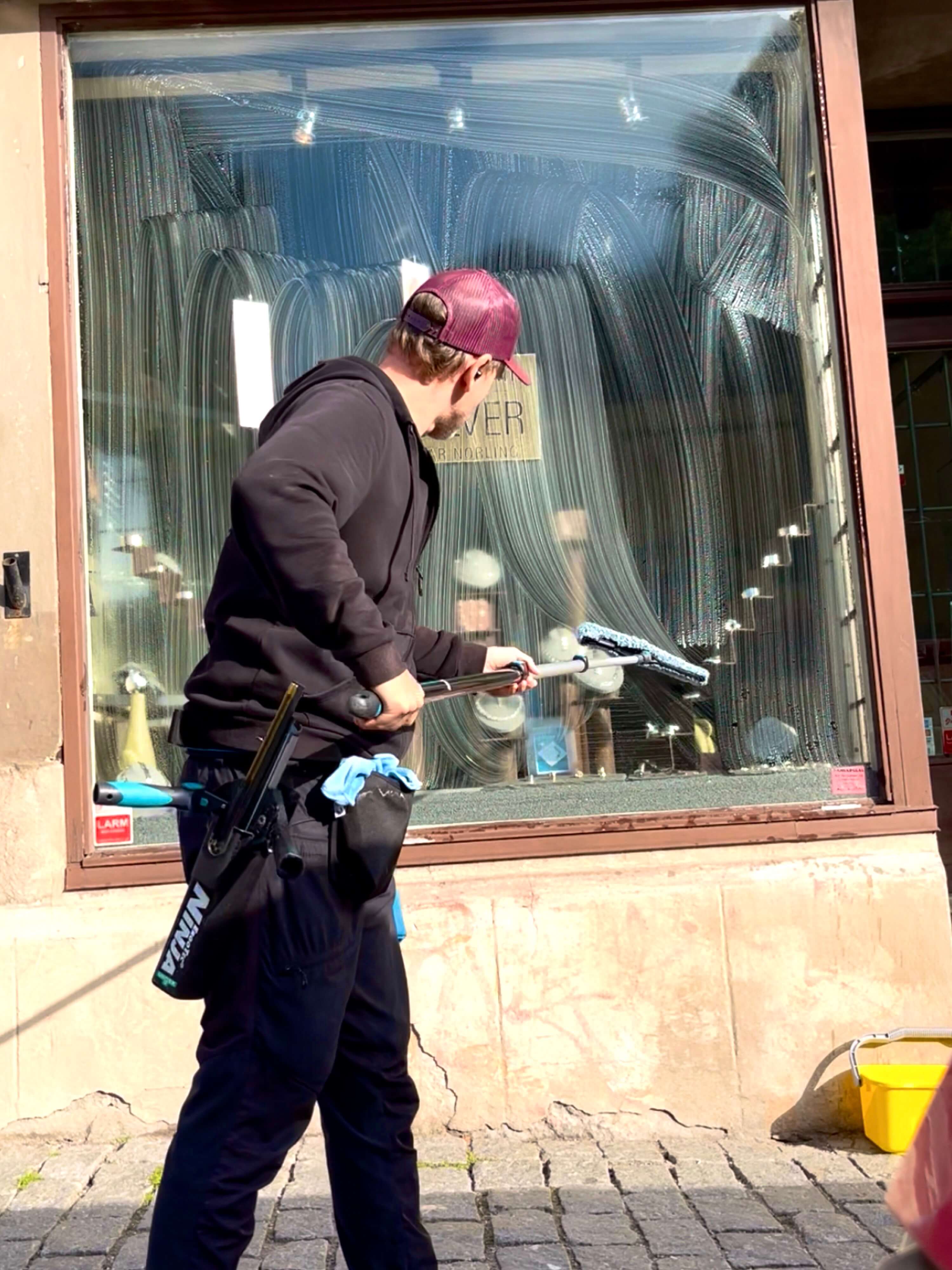 Utvändig putsning av ett skyltfönster i Stockholm